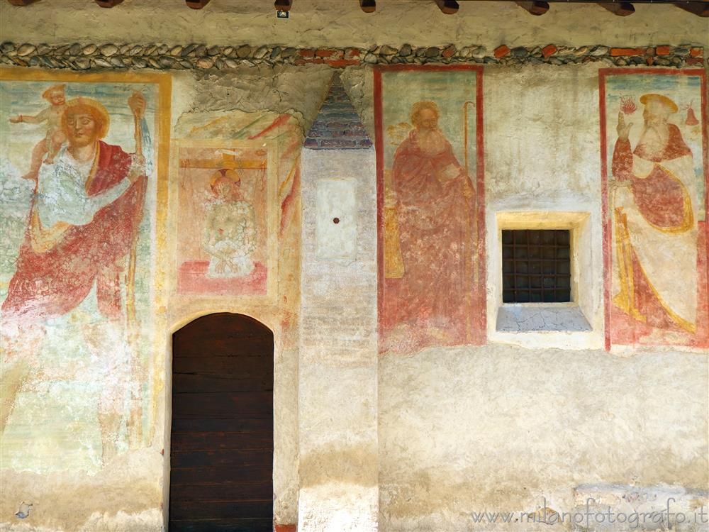 Momo (Novara) - Affreschi sulla parete destra dell'Oratorio della Santissima Trinità